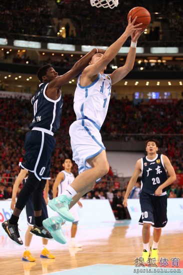 老馬32+8力壓阿聯29+11 北京揭幕戰14分勝廣東