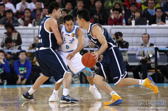 老馬32+8力壓阿聯29+11 北京揭幕戰14分勝廣東