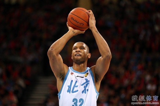 老馬32+8力壓阿聯29+11 北京揭幕戰14分勝廣東