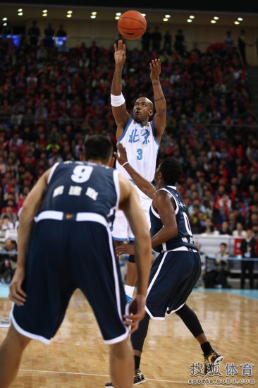 老馬32+8力壓阿聯29+11 北京揭幕戰14分勝廣東