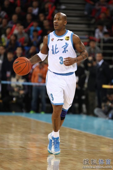 老馬32+8力壓阿聯(lián)29+11 北京揭幕戰(zhàn)14分勝?gòu)V東