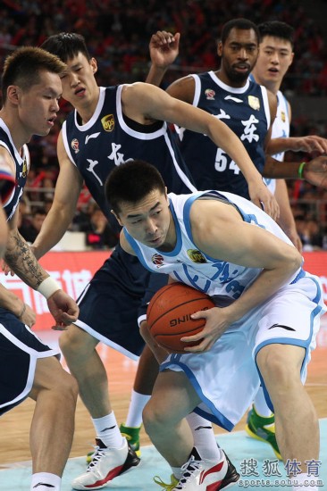 老馬32+8力壓阿聯29+11 北京揭幕戰14分勝廣東