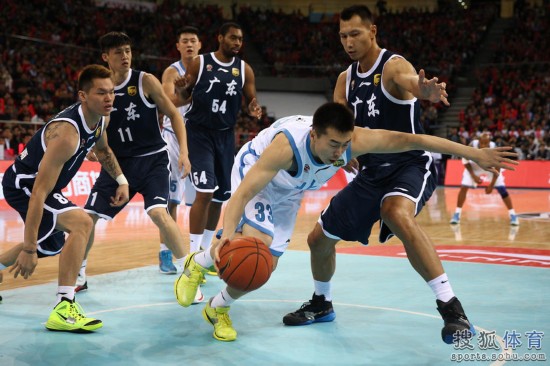 老馬32+8力壓阿聯(lián)29+11 北京揭幕戰(zhàn)14分勝?gòu)V東