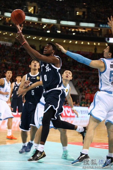 老馬32+8力壓阿聯29+11 北京揭幕戰14分勝廣東