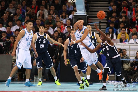 老馬32+8力壓阿聯(lián)29+11 北京揭幕戰(zhàn)14分勝廣東