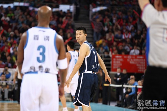 老馬32+8力壓阿聯29+11 北京揭幕戰14分勝廣東