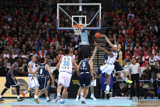 老馬32+8力壓阿聯29+11 北京揭幕戰14分勝廣東
