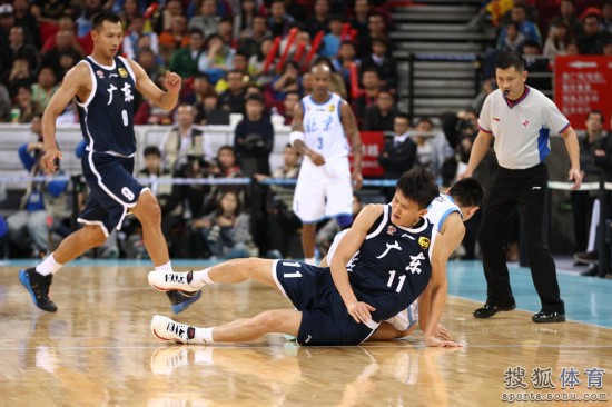 老馬32+8力壓阿聯29+11 北京揭幕戰14分勝廣東