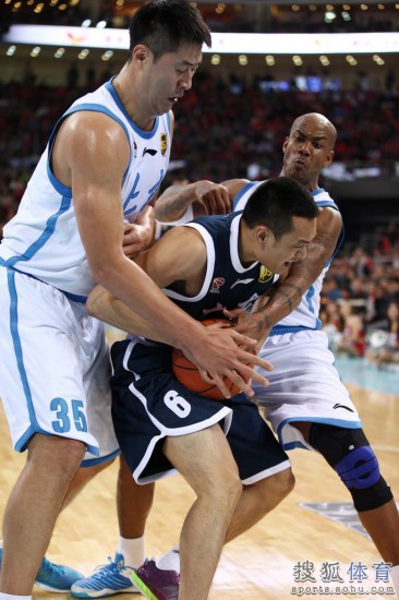 老馬32+8力壓阿聯29+11 北京揭幕戰14分勝廣東