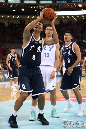 老馬32+8力壓阿聯29+11 北京揭幕戰14分勝廣東