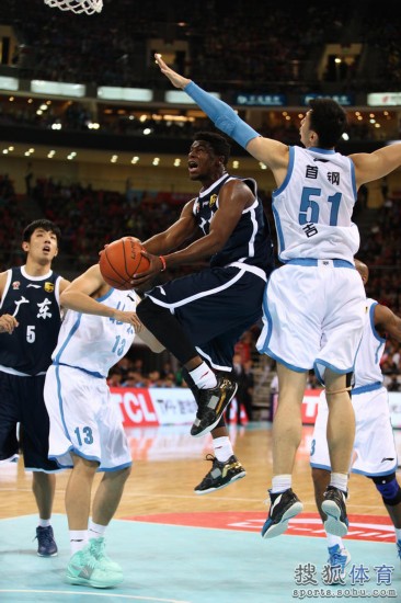 老馬32+8力壓阿聯29+11 北京揭幕戰14分勝廣東