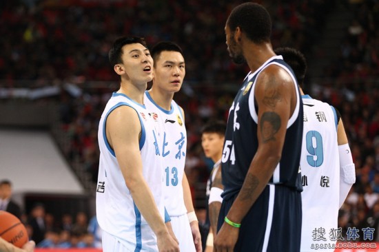 老馬32+8力壓阿聯29+11 北京揭幕戰14分勝廣東