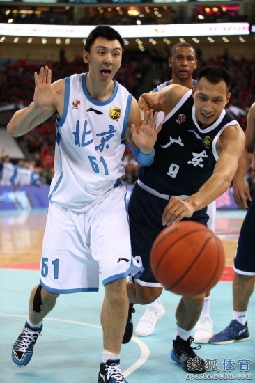 老馬32+8力壓阿聯(lián)29+11 北京揭幕戰(zhàn)14分勝?gòu)V東