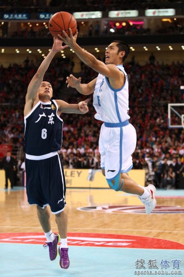 老馬32+8力壓阿聯29+11 北京揭幕戰14分勝廣東