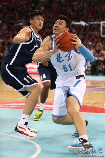 老馬32+8力壓阿聯29+11 北京揭幕戰14分勝廣東