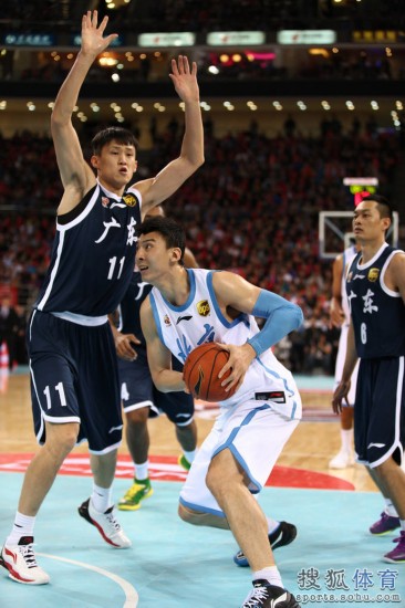 老馬32+8力壓阿聯29+11 北京揭幕戰14分勝廣東