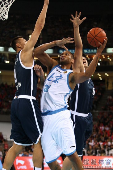 老馬32+8力壓阿聯(lián)29+11 北京揭幕戰(zhàn)14分勝?gòu)V東