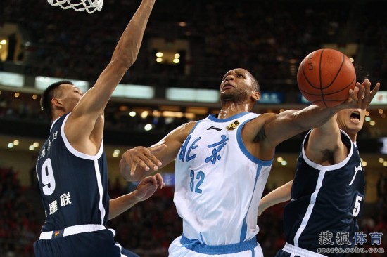 老馬32+8力壓阿聯(lián)29+11 北京揭幕戰(zhàn)14分勝?gòu)V東