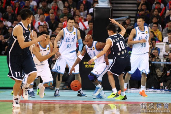 老馬32+8力壓阿聯29+11 北京揭幕戰14分勝廣東