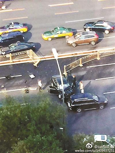 黑色轎車失控撞長安街上黃金護欄 車頭損壞嚴重