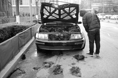 轎車(chē)路邊自燃 7名保安撲救