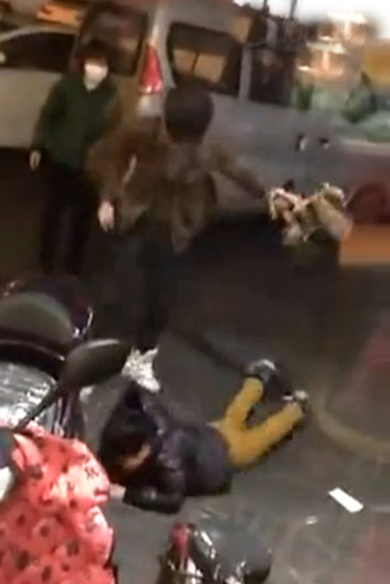 年輕女子連環爆踢男孩 最重的一腳踢在頭部