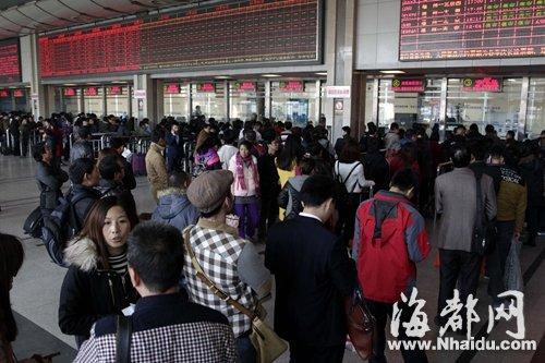 春運“囤票族”忙退票 老人外來工仍一票難求