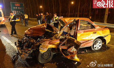 北京機場高速一出租車撞上護欄 車毀人亡