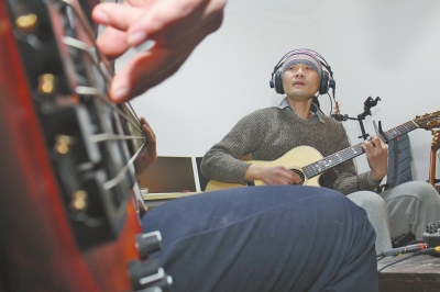 北京小伙感知鄭州 定居8年創作近百首歌