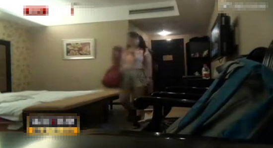 京破“成人奶媽”網(wǎng)絡(luò)招客 喂奶兼性服務(wù)(圖)