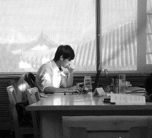 北大圖書館男神爆紅 曾是濱海高考狀元(圖)