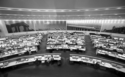 高鐵調(diào)度員每小時盯控車75列次 日發(fā)調(diào)度命令百余條