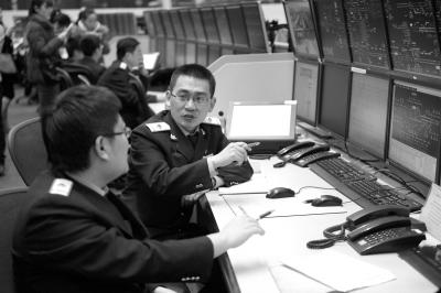 高鐵調(diào)度員每小時盯控車75列次 日發(fā)調(diào)度命令百余條