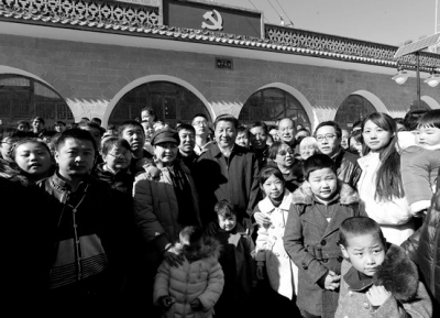 習近平偕彭麗媛重回當年延安插隊村莊