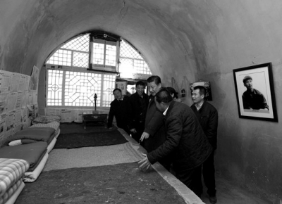 習近平偕彭麗媛重回當年延安插隊村莊