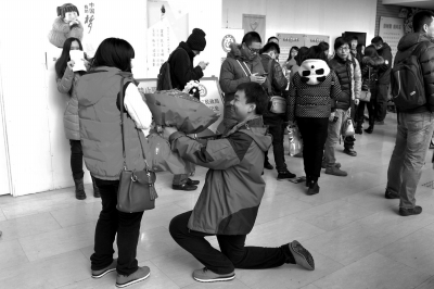 情人節(jié)婚登迎高峰3400對(duì)新人“轉(zhuǎn)正”