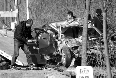 私家車與旅游大巴相撞4人亡