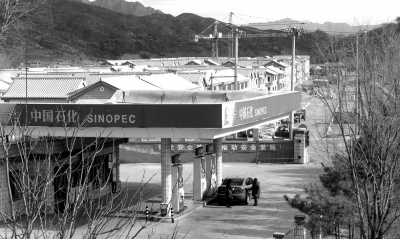 鞥女站長(zhǎng)堅(jiān)守深山加油站 每日負(fù)責(zé)給兩個(gè)無(wú)水加油站送水