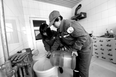 鞥女站長(zhǎng)堅(jiān)守深山加油站 每日負(fù)責(zé)給兩個(gè)無(wú)水加油站送水