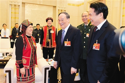 王岐山聽代表發言時插話:少說成績 多談問題