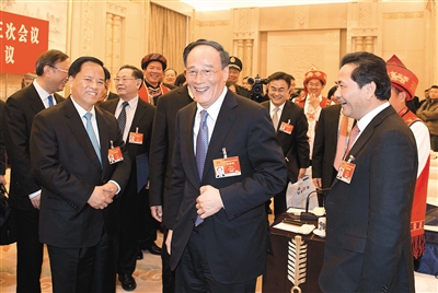 王岐山聽代表發言時插話:少說成績 多談問題