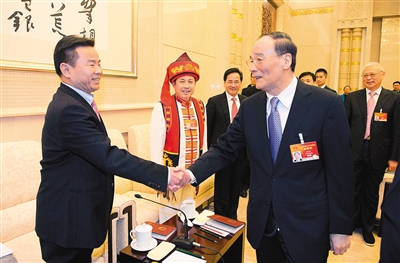 王岐山聽代表發言時插話:少說成績 多談問題