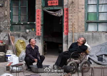 “爆米花老人”義養(yǎng)房東腦癱遺子15年(圖)