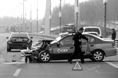 機(jī)場高速兩車相撞兩人受傷 寶馬車受損嚴(yán)重(圖)