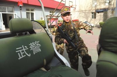 北京執(zhí)勤武警頂盔摜甲25斤 每天值守13小時