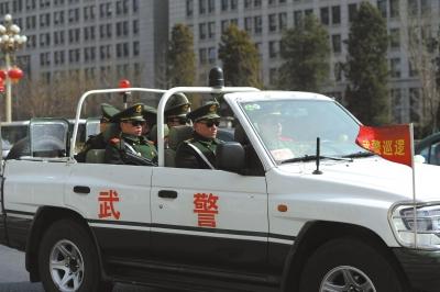 北京執(zhí)勤武警頂盔摜甲25斤 每天值守13小時