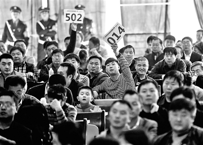 公車拍賣首現流拍車 大戶理性舉牌包圓13輛車