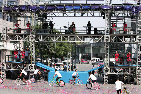 金寶街上演狂歡嘉年華