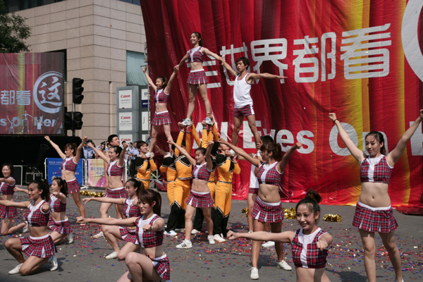 金寶街上演狂歡嘉年華