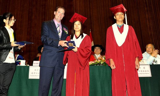 北京中加學(xué)校2012年畢業(yè)典禮在北京舉行 畢業(yè)生被18所美國(guó)大學(xué)錄取